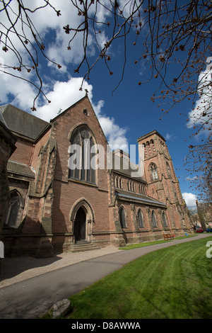 Città di Inverness, Scotland. Vista pittoresca del oriente elevazione di Inverness Cathedral. Foto Stock