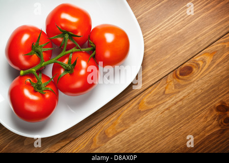 Pomodori rossi sul tavolo di legno, vista dall'alto con spazio di copia Foto Stock