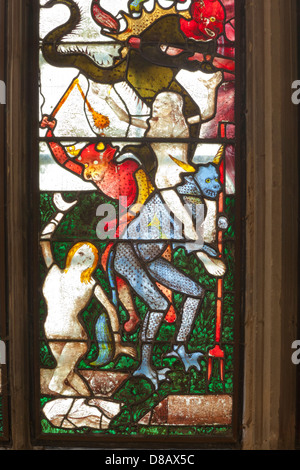Parte della grande finestra occidentale che mostra l'ultima sentenza in St Marys chiesa del Cotswold città di Fairford, GLOUCESTERSHIRE REGNO UNITO Foto Stock