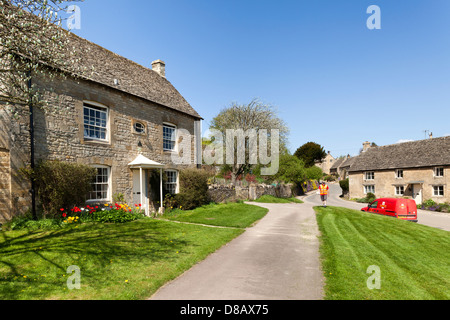 Royal Mail portalettere consegna la posta nel villaggio Costwold di Guiting Power, GLOUCESTERSHIRE REGNO UNITO Foto Stock