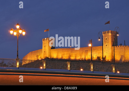 Skopje scena notturna - La cittadella di cavolo e il ponte Foto Stock