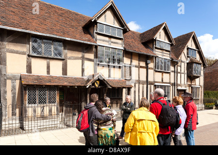 La guida turistica di partito e al di fuori di William al luogo di nascita di Shakespeare, Henley Street, Stratford upon Avon, Warwickshire, Regno Unito Foto Stock
