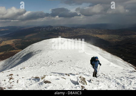 Walker in inverno sul schiehallion Foto Stock