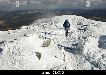 Walker in inverno sul schiehallion Foto Stock