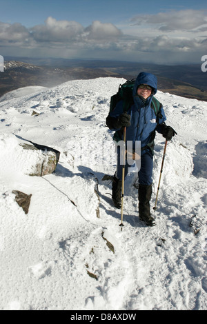 Walker in inverno sul schiehallion Foto Stock