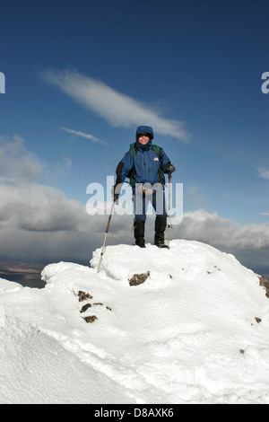 Walker in inverno sul schiehallion Foto Stock