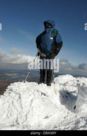 Walker in inverno sul schiehallion Foto Stock