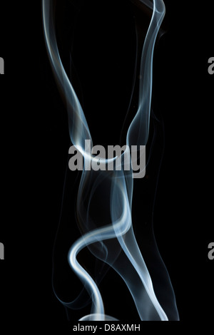 Whispy Fumo bianco su sfondo nero Foto Stock