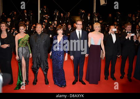 Cannes, Francia. Il 22 maggio 2013. Punteggio Film Composer Cliff Martinez, attore Vithaya Pansringarm, attrice Kristin Scott Thomas, direttore di Nicolas Winding Refn, sua moglie Liv Corfixen e attrice Rhatha Phongam assistere alla Premiere di "Solo Dio perdona' alla 66annuale di festival di pellicola di Cannes il 22 maggio 2013 a Cannes, Francia. (Immagine di credito: credito: Federico Injimbert/ZUMAPRESS.com/Alamy Live News) Foto Stock