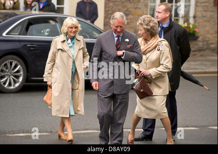 Charles, Principe di Galles e Camilla, la duchessa di Cornovaglia visitando Hay-on-Wye, Powys, Wales, Regno Unito Foto Stock