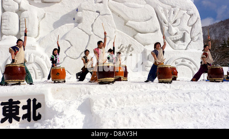 Taiko prestazioni durante il lago Towada Festival Invernale Foto Stock