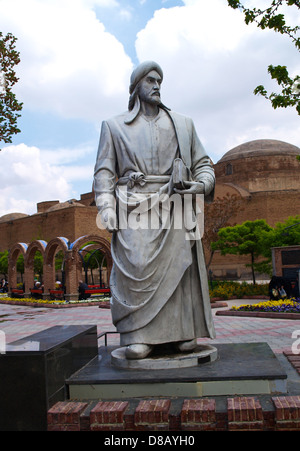 Statua di Ferdowsi nella moschea blu in Tabriz, Iran Foto Stock