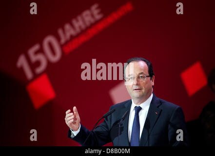 Il Presidente francese Francois Hollande dà un discorso durante la cerimonia per il centocinquantesimo anniversario della nascita del Partito socialdemocratico tedesco (SPD) presso il Gewandhaus di Lipsia, in Germania, il 23 maggio 2013. Il generale tedesco dei lavoratori (Associazione ADAV), il precursore del DOCUP è stata fondata 150 anni fa. Foto: Kay Nietfeld Foto Stock