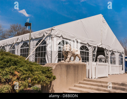 Parte tenda o un grande banchetto bianco tenda matrimonio per cerimonie Foto Stock