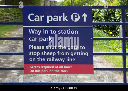 Danby station ingresso del parco auto, segno avviso gli utenti a chiudere la porta per evitare di pecora da ottenere sulla linea ferroviaria Foto Stock