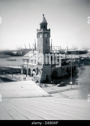 Pegelturm (manometro torre) di Sankt Pauli Landungsbrücken con Blohm Voss+cantiere torna nel porto di Amburgo. Foto Stock