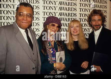JAMES EARL JONES con Geraldine Page 1987.f4095.fornito da foto, inc.(Immagine di credito: © fornito dal mondo foto, Inc/Globe foto/ZUMAPRESS.com) Foto Stock