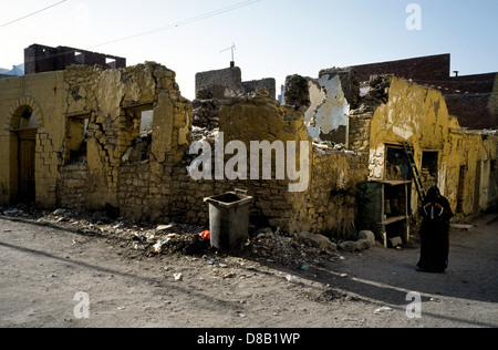 La rovina di una casa abbandonata in vicoli egiziano di Aswan. Foto Stock