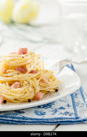 Spaghetti alla carbonara, una tradizionale ricetta italiana Foto Stock