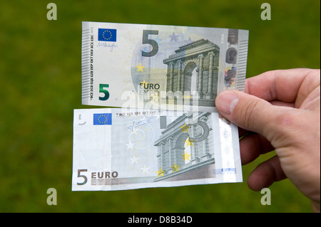 La nuova 5 di banconote in euro (sopra) e la vecchia banconota (sotto) la più recente viene rilasciato nel maggio 2013 Foto Stock