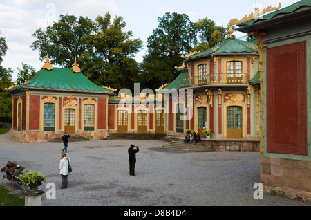 I visitatori a Kina slott, il Padiglione Cinese a Drottningholm Palace che è la residenza privata della famiglia reale svedese Foto Stock