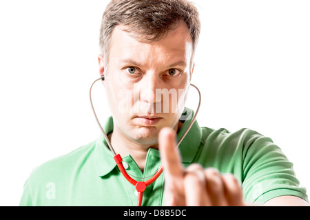 Dottore in una camicia verde con un rosso lo stetoscopio e dà istruzioni Foto Stock