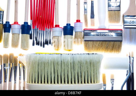 Diversi tipi di pennelli, i colori, gli strumenti di pittura. Foto Stock