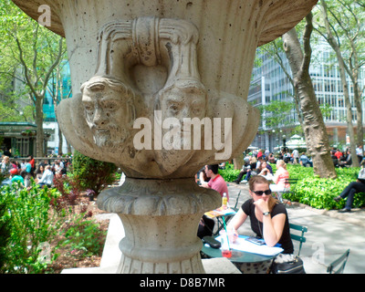 I visitatori a Bryant Park a New York venerdì 10 maggio, 2013. (© Francesca M. Roberts) Foto Stock