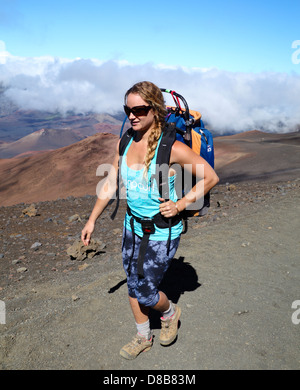 Escursionista sulle sabbie di scorrimento Trail a Haleakala National Park a Maui Foto Stock