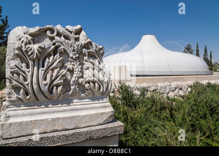 Gerusalemme. Un pilastro romano di fronte al Santuario del libro, dove i rotoli del mar morto sono memorizzati nel Museo di Israele. Foto Stock