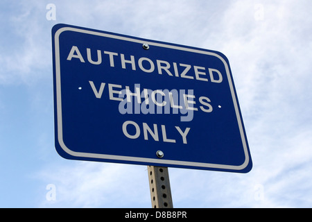 Questa immagine presenta un cartello che indica "solo veicoli autorizzati", generalmente utilizzato in aree ad accesso limitato in cui sono consentiti solo veicoli specifici. Il segnale è chiaro e progettato per regolare il traffico in zone private o protette. Foto Stock