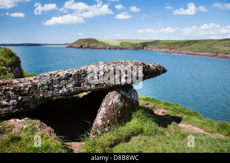 King's Quoit, neolitico camera di sepoltura, Manorbier, Pembrokeshire Foto Stock