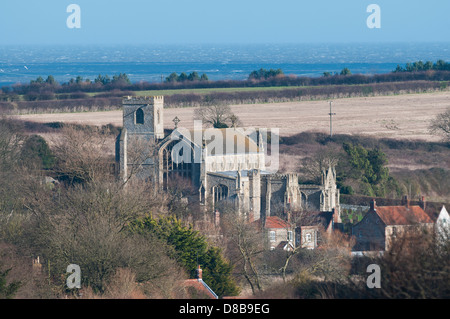 Vista di St Margarets Chiesa Cley accanto al mare, con terreni arabili e il mare del Nord a distanza Foto Stock