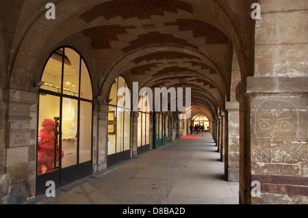 Eleganti gallerie d'arte la linea il porticato sul lato nord della storica Place des Vosges. Risalente1612 è la piazza più antica di Parigi. La Francia. Foto Stock