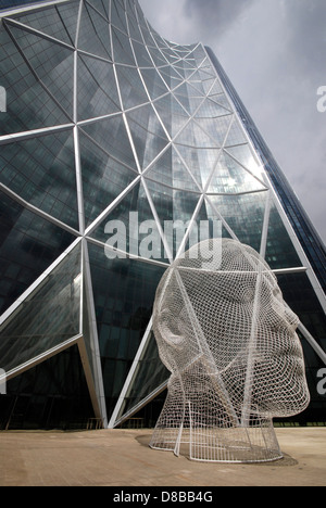 Un misuratore di dodici maglie di scultura di una giovane ragazza in testa da artista spagnolo Jaume da Plensa a sorge di fronte a Calgary prua dell'edificio. Foto Stock