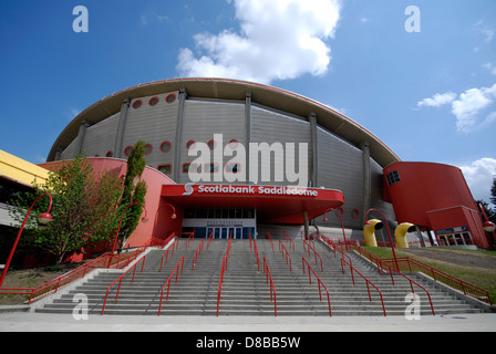 Saddledome di Calgary a Calgary Alberta che è stato costruito con un tetto piegato che danno l'apparenza di una sella da sopra Foto Stock