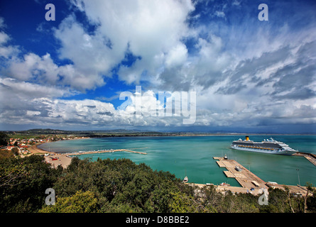 Nave da Crociera al Porto di Katakolò, vicino alla antica Olympia, Ileia, Peloponneso e Grecia. Foto Stock