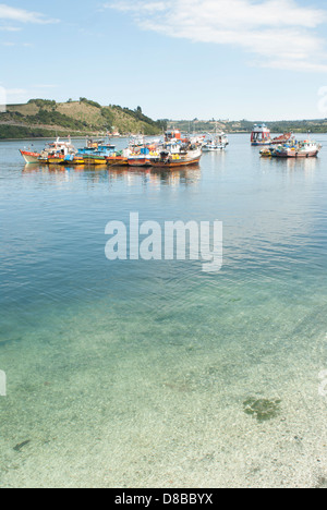 Barche da Pesca nella baia di Dalcahue durante la bassa marea Foto Stock