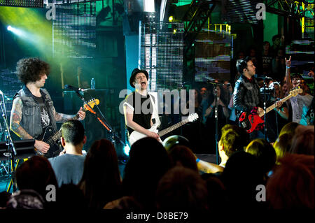 Toronto, Ontario, Canada. Maggio 23, 2013. Membri della American rock band 'Fall Out Boy' apparve a "Live At molto' studio a Toronto per live performance e intervista..Nell'immagine: cantante/chitarrista PATRICK timbro, il bassista Pete Wentz, gutarist JOE TROHMAN, (immagine di credito: credito: Igor Vidyashev/ZUMAPRESS.com/Alamy Live News) Foto Stock