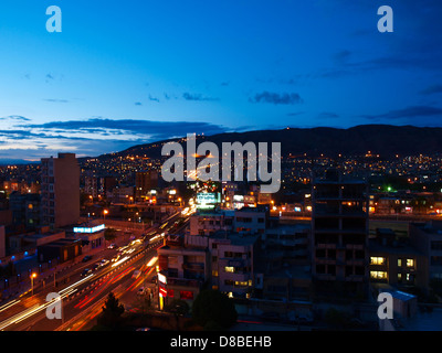 TABRIZ, IRAN - 2 maggio: Tabriz città bird's occhi vista in twilight il 2 maggio 2011 a Tabriz, Iran. Foto Stock