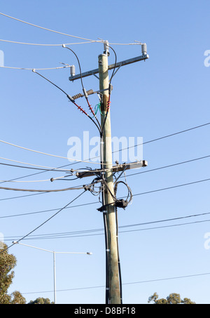 Tre fase elettrica aerea poli di distribuzione e i cavi, Sunbury, Victoria, Australia Foto Stock