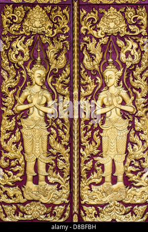 Ornamento della porta di legno del tempio thailandese Chiangmai, Thailandia Foto Stock