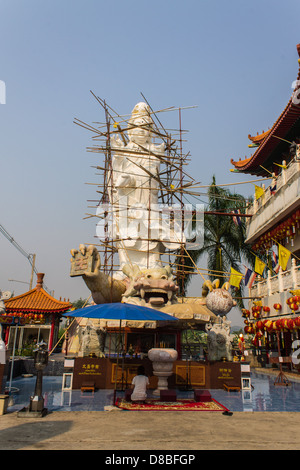 Le donne di culto Kuan Yin statua Foto Stock