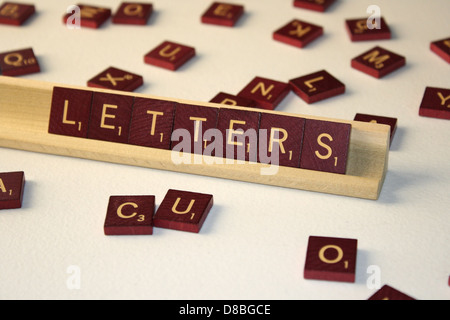 Un primo piano di diverse lettere disposte su una superficie, che mostra le loro forme e trame. Queste lettere possono rappresentare varie forme di comunicazione, sia stampate che scritte a mano. Foto Stock
