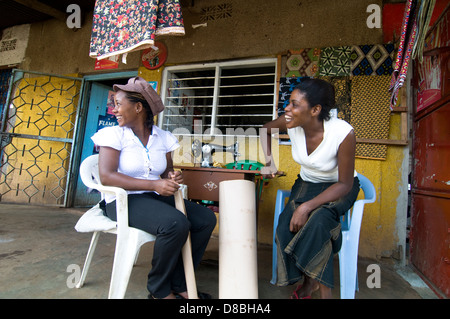 Sorridente tailors in Moshi, Tanzania. Foto Stock