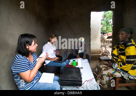 Un omeopatica clinica mobile visite di villaggi rurali nel nord della Tanzania. Foto Stock