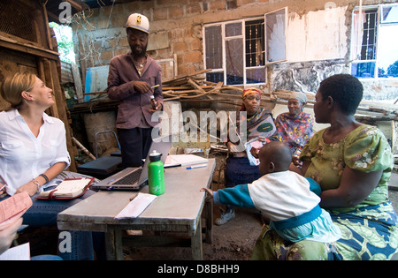 Un omeopatica clinica mobile visite di villaggi rurali nel nord della Tanzania. Foto Stock