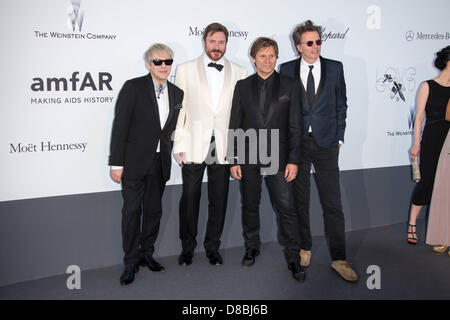 Cannes, Francia, 23 Maggio 2013.Nick Rhodes (l-r), Simon Le Bon, Roger Taylor e John Taylor dei Duran Duran assiste amfAR il ventesimo Cinema annuale contro l AIDS Gala durante il 66° Festival Internazionale del Cinema di Cannes al Palais des Festivals a Cannes, Francia, il 23 maggio 2013. Foto: Hubert Boesl/DPA/Alamy Live News Foto Stock