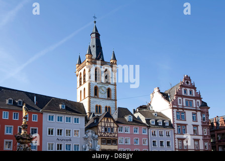 La Chiesa di San Gangolf sulla Hauptmarkt square, Trier, Renania-Palatinato, Germania, Europa Foto Stock