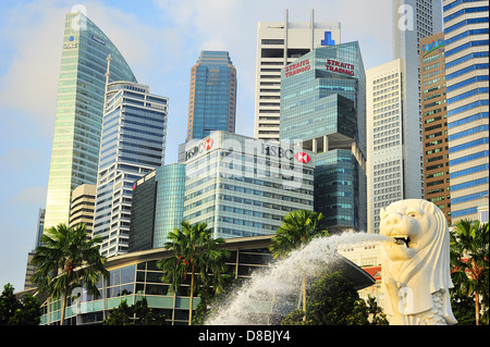 Il Merlion fontana sgorga acqua antistante la skyline di Singapore Foto Stock